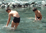 ���u�염�����t�߂ŗV�Ԏq������